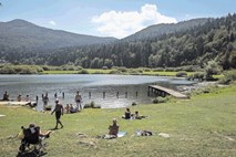 Podpeško jezero: po poletno ohladitev med lokvanje
