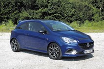 Vzporedni test Opel corse in abarth 595: Aladinova majhna vžigalnika