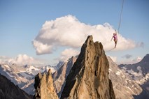 Hoja po 200 metrov dolgi vrvi, razpeti med dvema vrhovoma v francoskih Alpah