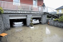 V okolici Maribora je poplavilo številne ceste in kleti, ponekod padala tudi toča
