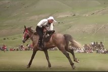 Divjaška zabava na nomadskih igrah: v gol z obglavljeno kozo