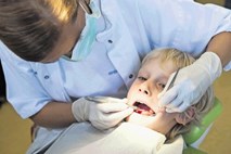 Otroci bodo lahko na monitorju spremljali, kaj jim dela zobozdravnik