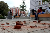 V potresu v Skopju najmanj sto poškodovanih