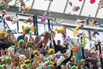Leteči medvedki na stadionu razveselili bolne otroke