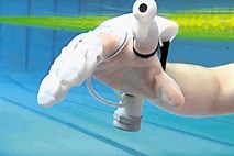 Rokavica, ki človeka (skoraj) spremeni v delfina