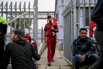 Begunci protestirali pred azilnim domom na Viču, ministrica: očitki so nesprejemljivi