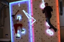 Plezalna stena s projekcijo svetlobnih žarkov poskrbi za veliko zabave in igre