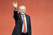 Poslancem laburistov klofuta, Corbynu še večja večina