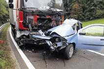 Smrtna prometna nesreča na cesti Turjak–Rašica: voznica trčila v tovornjak