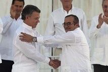 Nobelova nagrada za mir gre v roke kolumbijskega predsednika Santosa - priznanje sporazumu, ki visi v zraku
