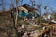 V orkanu Matthew na Haitiju umrlo skoraj 900 ljudi, v ZDA množične evakuacije