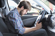 Utrujenost za volanom: pomaga, če se ustavite in zadremate