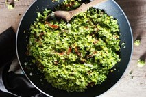 Brokolijev riž s porom in sušenimi paradižniki