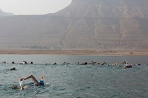 Plavalni »norci« s sedemurno slano agonijo opozarjali na izginjajoče Mrtvo morje