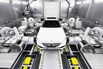 Mercedesov tehnološki center: Dirja, a stoji na mestu