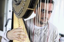 Portret eksperimentatorja Eduarda Raona: uživa v grehu, ko spreobrača naravo harfe