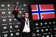 Magnus Carlsen za rojstni dan že tretjič zapored osvojil šahovsko krono