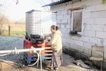 Po pričakovanjih je voda v cisternah v romskem naselju Dobruška vas zamrznila; cisterne naj bi zdaj izolirali