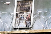 Upor v zaporu: Pripornika s trakovi iz brisače zvezala paznika 