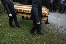 O trgovanju s pogrebi bodo odločali ustavni sodniki