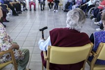 Upokojencem se prihodnje leto obeta regres in zvišanje pokojnin za 40 let pokojninske dobe na 500 evrov