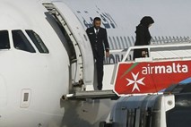 Ugrabitelja letala sta se predala in zaprosila za politični azil