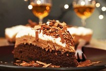 Čudovito enostavna čokoladna mousse torta