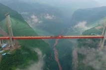 Po novem kitajskem mostu se peljete 565 metrov nad dolino