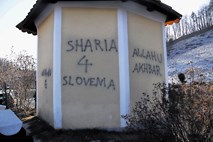 Neznanci z napisi, ki pozivajo k verski nestrpnosti,  oskrunili kapelico na Šmarni gori