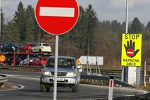 Vinjen po avtocesti v napačno smer; pri Šmihelskem mostu nesreča s hudimi posledicami