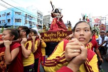 Na Filipinih milijon vernikov na procesiji čaščenja črnega Jezusa