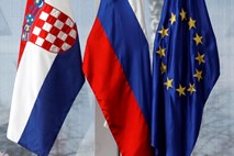 Hrvaški mediji: Izjave Cerarja in Erjavca dodatno kontaminirajo arbitražo