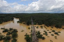 Na Tajskem zaradi poplav 200 kilometrov dolga kolona in že 25 mrtvih