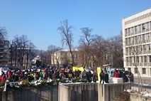 Protestniki pred DZ: Slovenija z novelo zakona o tujcih zapira meje pred ljudmi, ki potrebujejo pomoč