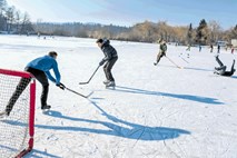 Ko Koseški bajer zamrzne, ga zavzamejo ljubitelji radosti na ledu