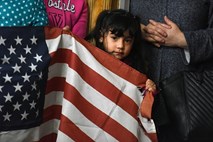 Šestim Arabcem, iraški družini in potniku iz Jemna klub vizam preprečili vkrcanje na letalo za ZDA