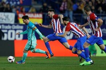 Barcelona z goloma Messija in Suareza do zmage na Vicente Calderonu 