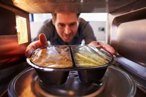 Je segrevanje hrane v plastičnih posodicah v mikrovalovni pečici varno?  