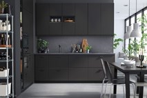 Ikea predstavlja ličnice kuhinjskih omaric iz recikliranih plastenk in odpadnega lesa  