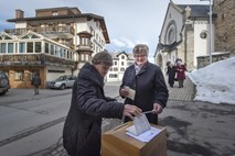 V Švici tretji generaciji migrantov izglasovali lažje dostop do državljanstva