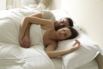 Ko izbirate "partnerja" za posteljo: popolni vodič nakupovanja ležišča za pare  