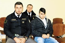 Sandrijel Brezar, obtožen uboja in poskusa uboja julija lani v romskem naselju Šmihel, ostaja v priporu