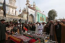 Po smrtonosni bombi v pakistanskem svetišču obsežna  operacija proti skrajnežem