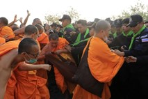 Na stotine tajskih budističnih menihov v spopadu s policijo