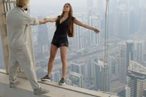 Ruska manekenko si je privoščila smrtno nevarno fotografiranje na 305 metrov visoki stolpnici  