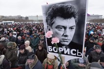 V Moskvi več tisoč ljudi na pohodu v spomin na Nemcova