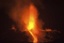 Vulkan Etna na Siciliji znova bruha lavo