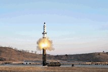 Severna Koreja izstrelila štiri rakete proti Japonski, ZDA svarijo s povračilnimi ukrepi