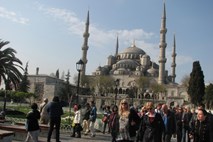 Evropske države pozivajo svoje državljane k večji previdnosti pri potovanju v Turčijo  
