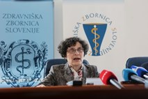 Kljub nezaupnici na skupščini Čebašek-Travnikova ostaja predsednica zdravniške zbornice